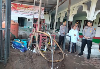 Kapolres Bondowoso AKBP Dr. Aryo Dwi Wibowo, S.H., S.I.K., M.M menyerahkan bantuan sumur bor di Masjid Nurul Hasan RT 22 RW 06, Kelurahan Sekar Putih, Kecamatan Bondowoso, Jum'at  (19/06/ 2026) 