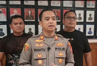 Kapolsek Tambora Polres Metro Jakarta Barat, AKP Wahyu Hidayat, S.T.K., S.I.K didampingi Panit Reskrim Ipda Priyo Purnomo