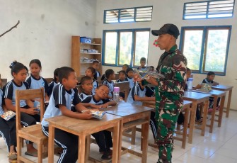 Yonarmed 12 Kostrad Bagikan Buku Bacaan dan Tanamkan Nilai Pancasila di Perbatasan