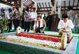 Kapolri Jenderal Listyo Sigit Prabowo melaksanakan ziarah ke makam Presiden ke-4 Republik Indonesia, Abdurrahman Wahid, di Kabupaten Jombang, Jawa Timur, Sabtu (20/6/2026) 