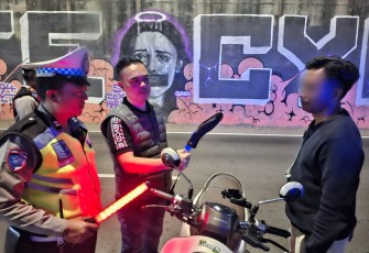 Razia Minggu Dini Hari di Palmerah, Polisi Amankan Seorang Pria Membawa Pisau Badik