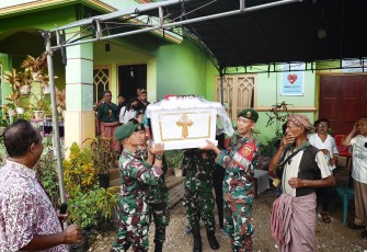 Yonarmed 12 Kostrad Tunjukkan Kepedulian, Bantu Prosesi Pemakaman Warga Penerima Rumah Layak Huni