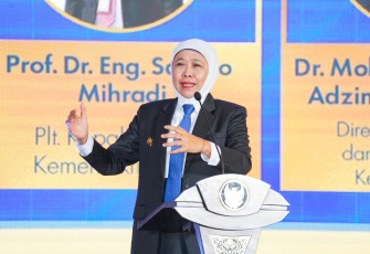 Gubernur Jawa Timur Khofifah Indar Parawansa bersama LLDIKTI Wilayah VII
