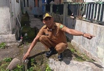 Lurah Wek I, Amir Hamzah Pulungan saat menunjukkan sambungan Pipa Air yang diduga di Alirkan ke rumah pribadi