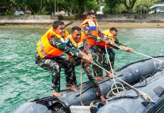 Latihan Halang Rintang Prajurit Satrol Kodaeral IX dalam Menjaga Kesiapsiagaan Operasi  