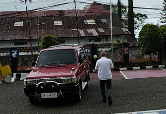 Bungkam Seribu Bahasa! Eks Kadis P2KBP3A Manggarai Timur Keluar dari Ruang Pemeriksaan Jaksa
