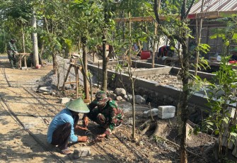 TNI dan Masyarakat Desa Bulu Lor Antusias Bekerja