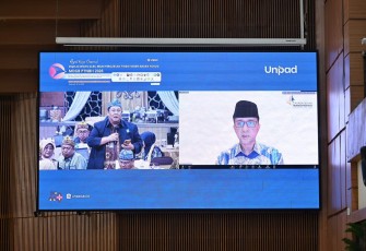 Mentrans Iftitah saat menjawab pertanyaan Guru Besar Universitas Negeri Padang dalam Pertemuan Majelis Dewan Guru Besar Perguruan Tinggi Negeri Badan Hukum di Kampus Unpad Dipati Ukur, Bandung