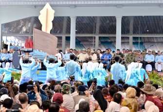 Panglima TNI Jenderal TNI Agus Subiyanto mendampingi Presiden Republik Indonesia Prabowo Subianto menghadiri Puncak Pekan Nasional (PENAS) Petani dan Nelayan XVII Tahun 2026 yang digelar di Sport Center Limboto, Kabupaten Gorontalo, Provinsi Gorontalo, Rabu (24/6/2026)
