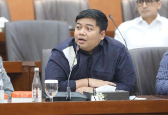 Anggota Komisi VI DPR RI, Kawendra Lukistian dalam rapat kerja Komisi VI DPR RI bersama PT Telkom di Kompleks Parlemen, Jakarta, Rabu (24/06)