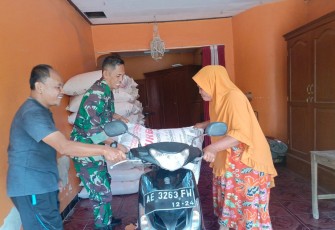 Babinsa Gunungsari Turun Langsung Dampingi Penyaluran kepada Petani