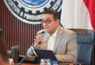 Menteri Ekonomi Kreatif, Teuku Riefky Harsya, membahas optimalisasi peran bandara dalam mendukung pertumbuhan ekonomi kreatif daerah dalam rapat koordinasi di Kantor Kementerian Koordinator Bidang Infrastruktur dan Pembangunan Kewilayahan (Kemenko IPK), Jakarta, Kamis (25/6/2026)