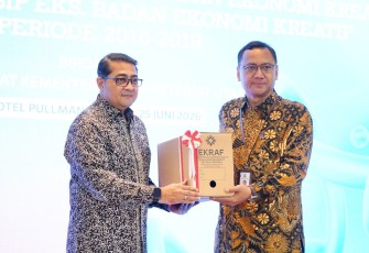 Menteri Ekonomi Kreatif, Teuku Riefky Harsya, menyerahkan arsip statis eks Badan Ekonomi Kreatif (BEKRAF) periode 2016–2019 kepada Arsip Nasional Republik Indonesia (ANRI), Jakarta, Kamis (25/6/2026)