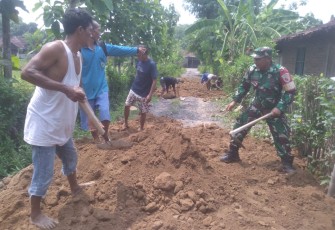Gotong royong di wilayah desa binaan