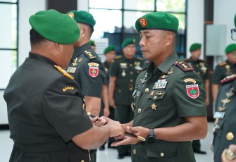 Komandan Korem 143/Halu Oleo Brigjen TNI R. Wahyu Sugiarto, S.I.P.,M.Han memimpin upacara Serah Terima Jabatan (Sertijab) Komandan Kodim 1413/Buton dan tradisi satuan Korem 143/HO di Balai Prajurit korem 143/Halu Oleo