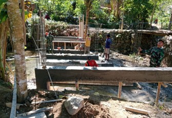 Gotong Royong Bangun Jembatan Armco, TNI Permudah Akses Warga Suruh