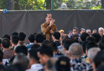 Menteri Transmigrasi M. Iftitah Sulaiman Suryanagara saat memimpin Apel Pegawai Kementerian Transmigrasi yang bertepatan dengan peringatan Hari Keluarga Nasional