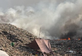 Kondisi kebakaran yang melanda empat Pembuangan Akhir (TPA) Jatiwaringin, Kecamatan Mauk, Kabupaten Tangerang, Provinsi Banten, Rabu (1/7)
