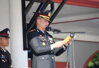 Kapolres Manggarai,AKBP Levi Defryansah saat memberikan sambutan di acara syukuran hari Bhayangkara ke-80 di Lapangan Mapolres Manggarai,Rabu 1 Juli 2026