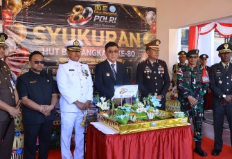 Yonarmed 12 Kostrad Hadiri HUT ke-80 Bhayangkara, Perkuat Sinergi TNI–Polri di Perbatasan