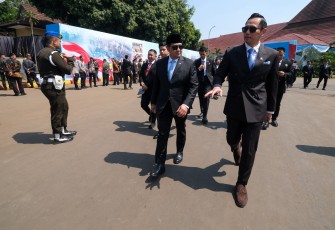Menteri Ekonomi Kreatif, Teuku Riefky Harsya, menghadiri Upacara Peringatan Hari Bhayangkara ke-80, yang dipimpin Presiden Prabowo Subianto di Markas Korps Brimob Polri, Cikeas, Kabupaten Bogor, Jawa Barat, Rabu (01/07/2026)