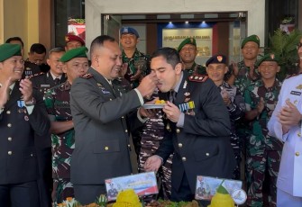 Dandim 0801/Pacitan Letkol Arh Imam Musahirul suapi Kapolres Pacitan di HUT Bhayangkara ke-80, Rabu (17)