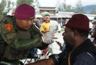 TNI AL Hadirkan Bakti Kesehatan Bagi Masyarakat Pedalaman Papua 