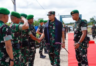 Pangdam I/Bukit Barisan Mayjen TNI Hendy Antariksa melaksanakan kunjungan kerja ke Yonif TP 908/GD yang berlokasi di Jalan Runding No. 114, Desa Sidiangkat, Kecamatan Sidikalang, Kabupaten Dairi, Kamis (2/7/2026)