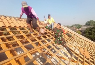Babinsa Muneng Wujudkan Semangat Gotong Royong 