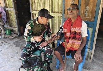 Yonarmed 12 Kostrad Peduli Kesehatan Masyarakat Perbatasan di Desa Alas Utara