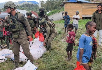 Bantuan Presiden RI Disalurkan Kepada Pengungsi Agisiga, Satgas Ops Damai Cartenz Gelar Trauma Healing di Intan Jaya