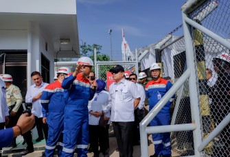 Kepala Staf Kepresidenan RI Jenderal TNI (Purn.) Prof. Dr. Dudung Abdurachman (tengah) didampingi jajaran direksi PGN, Direktur Utama Arief K. Risdianto (kanan) serta Direktur Infrastruktur dan Teknologi Hery Murahmanta (kiri), meninjau SPG Pagardewa, Jumat (3/7/2026). Kunjungan spesifik ini dilakukan guna meninjau langsung kesiapan PGN dalam upaya pengembangan gas Coalbed Methane (CBM) Tanjung Enim