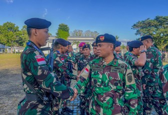 Prajurit Kodaeral lX Beri Penghormatan Bagi Sang Juara Lomba Lari