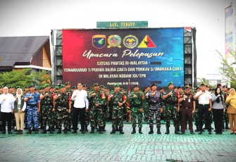 Danrem 121/ABW Brigjen TNI Purnomosidi, S.I.P., M.A.P., M.Han., selaku Dankolakopsrem 121/Abw hadri upacara pelepasan purna tugas Satuan Tugas Pengamanan Perbatasan (Satgas Pamtas) RI-Malaysia di Lapangan Tidayu, Makodam XII/Tpr, Kubu Raya, Kalimantan Barat, Senin (6/7/2026)