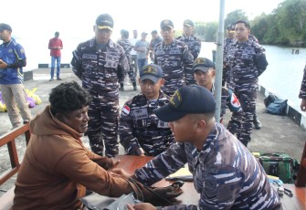 Masyarakat Pesisir Tual Terima Baksos dan Layanan Kesehatan Gratis dari Lanal Tual dan KRl Panah-626