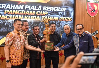 Komandan Kodaeral IX, Laksda TNI Hanarko Djodi Pamungkas, S.H.,M.H. mengapresiasi suksesnya gelaran Lomba Pacuan Kuda Moa 2026 Piala Pangdam XV/PTM, Ia hadir dalam penyerahan hadiah yang dihelat di Baruga Antasena Kodam XV/PTM, Jl. Dr. Malaihollo No. 57 Nusaniwe, Kota Ambon, Senin malam (6/7/2026)