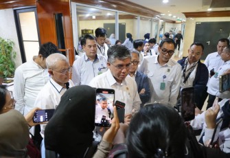 Rapat Kerja Komisi IX DPR RI bersama Menteri Ketenagakerjaan Yassierli dan Kepala BNSP Syamsi Hari di Kompleks Parlemen, Senayan, Jakarta