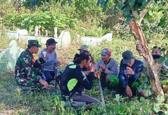 Babinsa Koramil Mapurujaya Bersama Warga Bersihkan TPU Kampung Hiripau