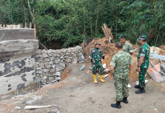 Komandan Kodim 0315/Tanjungpinang, Kolonel Inf Abdul Hamid, S.I.P., melaksanakan pengecekan dan peninjauan langsung terhadap progres pembangunan Jembatan Beton Garuda di Sungai Kongsi, Kp. Lome, Kabupaten Bintan, Selasa (7/7/2026)