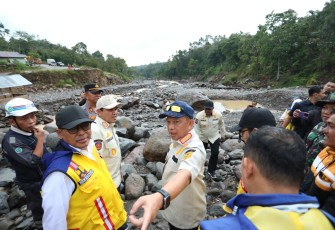 Menteri Dalam Negeri (Mendagri) sekaligus Ketua Satuan Tugas (Kasatgas) Percepatan Rehabilitasi dan Rekonstruksi (PRR) Pascabencana Sumatera Muhammad Tito Karnavian meninjau kondisi Jalan Werlah di Bener Meriah, Aceh, Selasa (7/7/2026) 