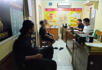 Jajaran Polsek Jakenan, Polresta Pati, menggagalkan peredaran minuman keras ilegal dengan menyita 1.100 botol arak Bali tanpa izin dalam Operasi Pekat II Candi 2026 di wilayah Kecamatan Jakenan, Selasa (7/7/2026) malam