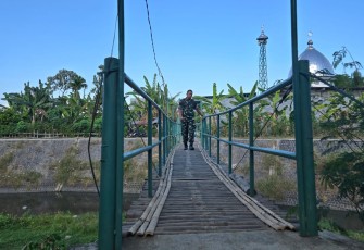 Komandan Kodim 0807/Tulungagung Letkol Arh Hanny Galih Satrio, S.I.P., M.Han., meninjau langsung dua lokasi jembatan di Desa Karanganom, Kecamatan Kauman, dan Kelurahan Kedungsoko