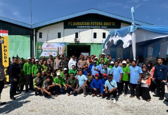 Kapolri meninjau pabrik pupuk batu bara PT Bursatani Futura Andyta di Kabupaten Kampar, Riau