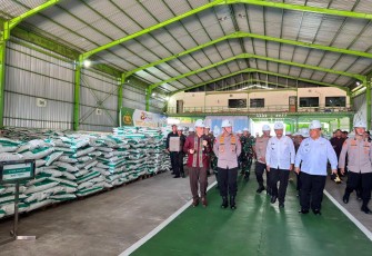 Kapolri menyerahkan bantuan 80 ton pupuk batu bara Futuraplus Presisi kepada lima kelompok tani di Provinsi Riau