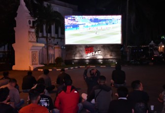 Nobar Bola Gembira TNI dan Masyarakat Ponorogo pada Perempat Final Piala Dunia 2026 