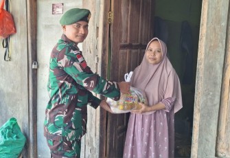 Yonarmed 12 Kostrad Berbagi Kebahagiaan, Salurkan Bantuan Sembako untuk Warga Tenukiik