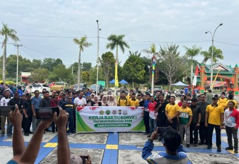 Polres Karimun Bersama Warga Gelar Kerja Bakti Gerakan Indonesia Asri di Meral Barat