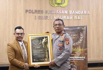 Kapolres Kombes I Komang Budiartha saat menerima penghargaan