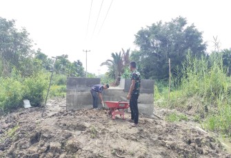 Personil Kodam XIX/TT saat melakukan penimbunan pondasi pembangunan jembatan garuda