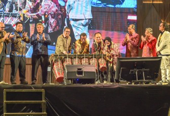 Menteri Ekonomi Kreatif/Kepala Badan Ekonomi Kreatif (Ekraf), Teuku Riefky Harsya (keempat kiri) bersama Wakil Ketua Komisi VII DPR RI, Lamhot Sinaga (keenam kanan) saat membuka acara pagelaran opera dan konser musik bertajuk Tona Sian Huta di Gedung Jetun Silangit, Tapanuli Utara, Sumatera Utara, Sabtu (11/07/2026)